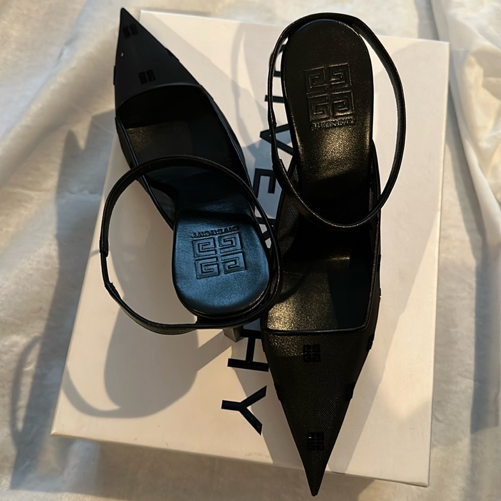 Size9
$925
Color: Black